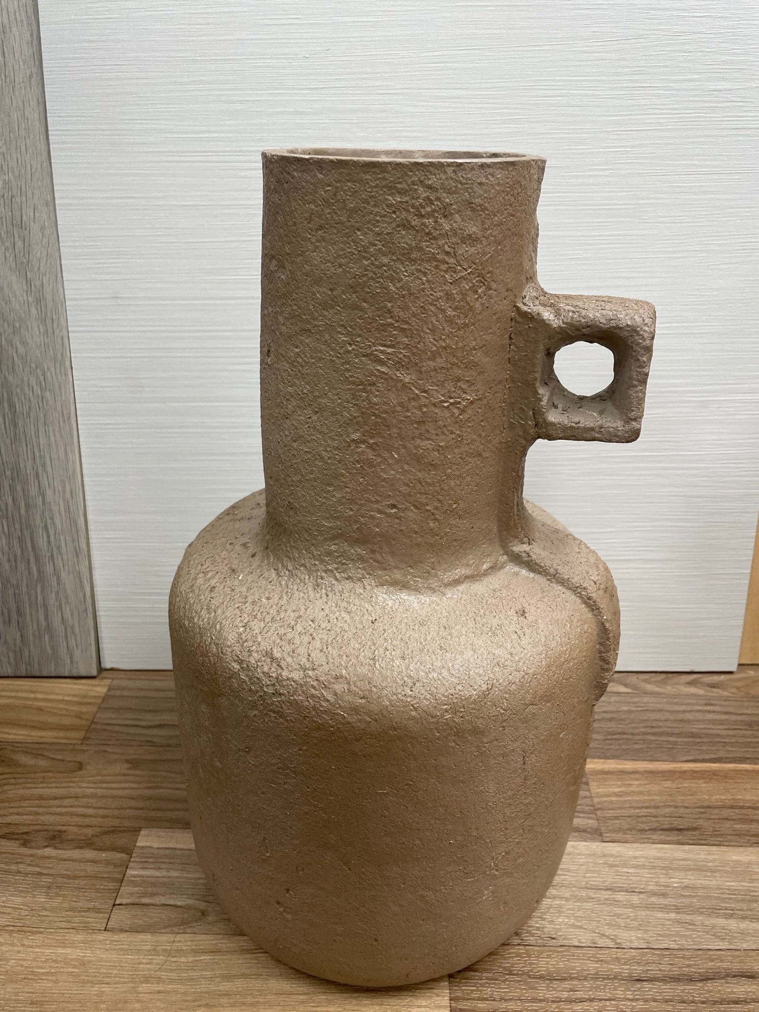 O108 Brown vase with small handle